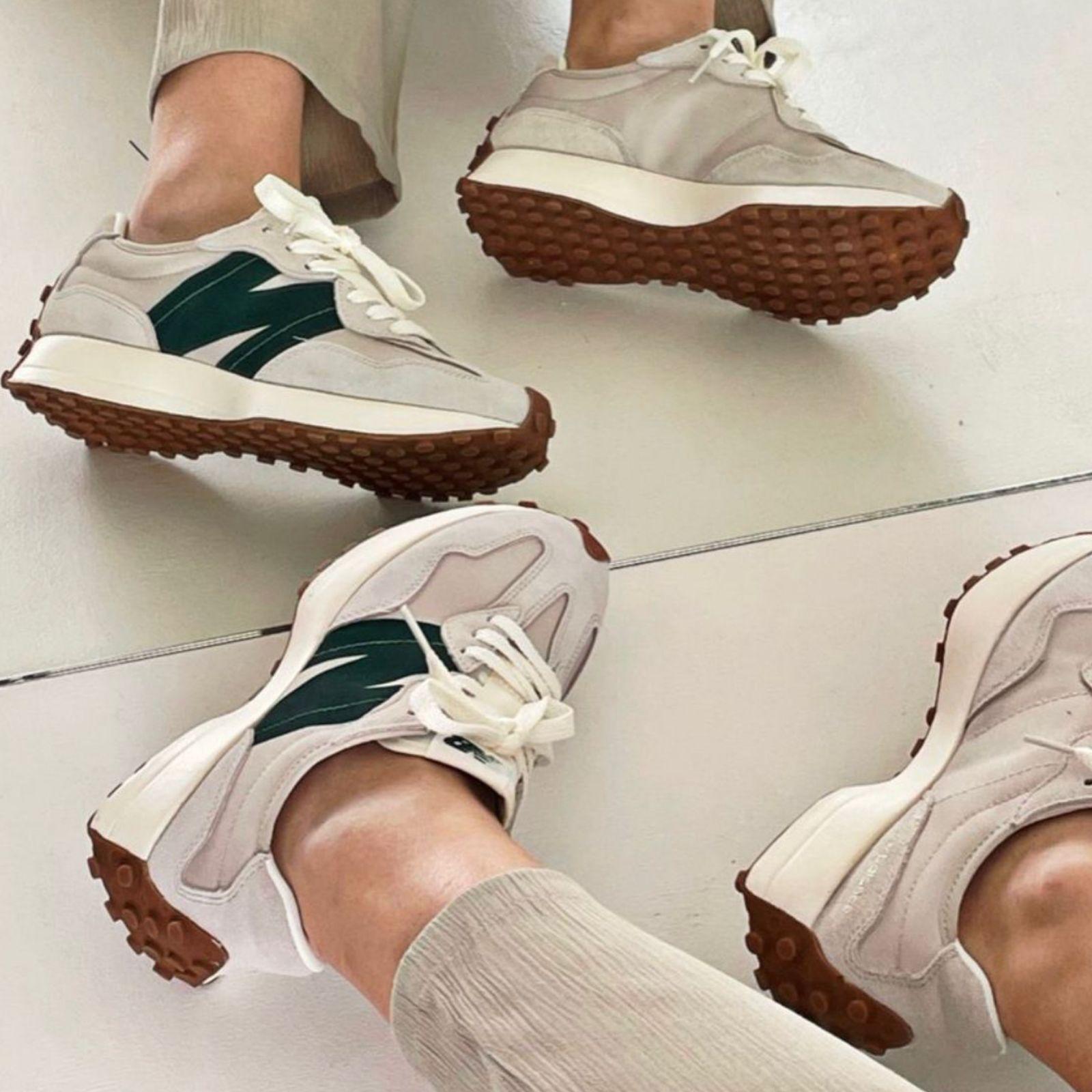 Zapatillas New Balance 327 - Blanco con logo verde