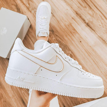 Zapatillas Nike Air Force - Blancas con contorno del logotipo dorado