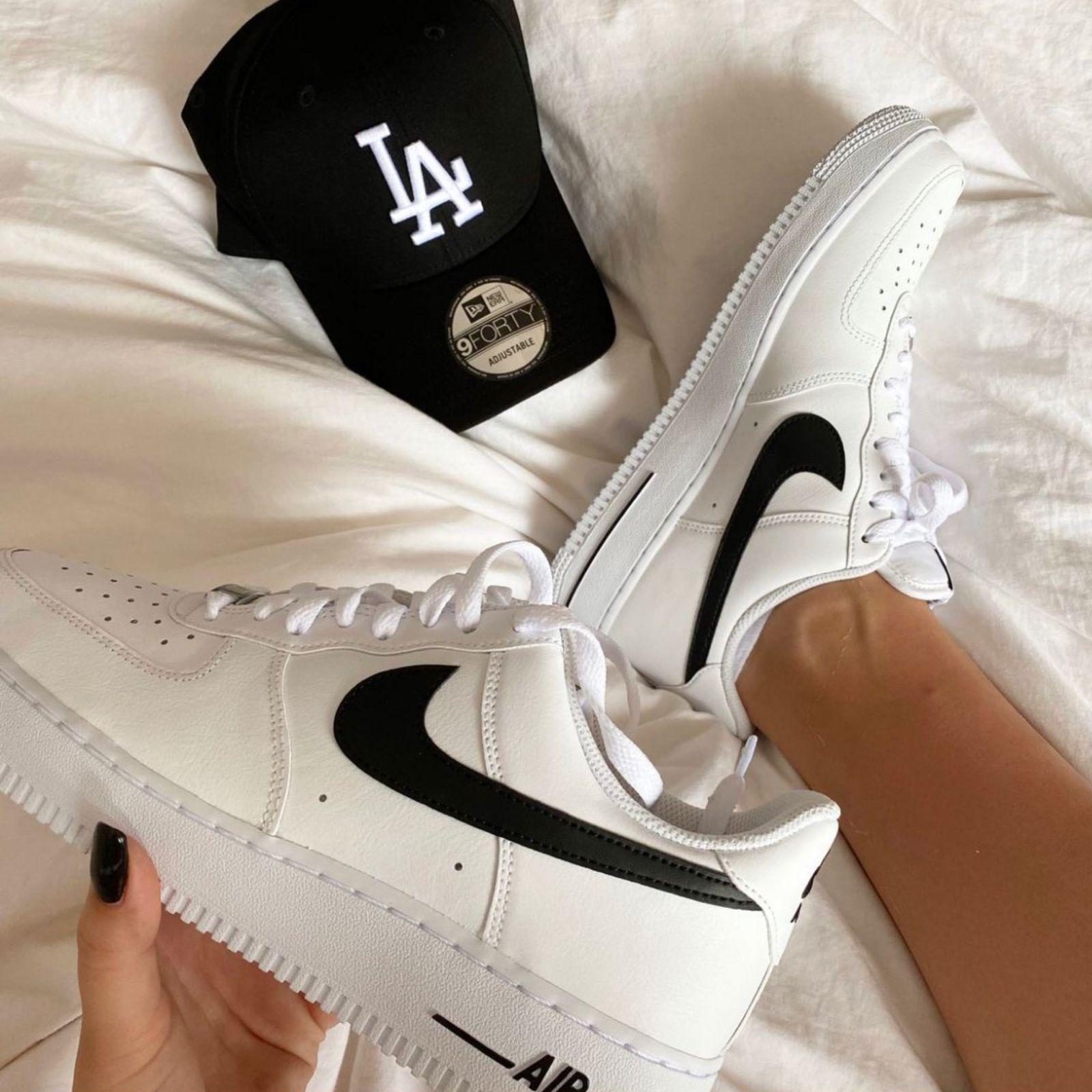 Zapatillas Nike Air Force - Blancas con logo negro