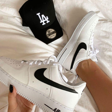 Zapatillas Nike Air Force - Blancas con logo negro